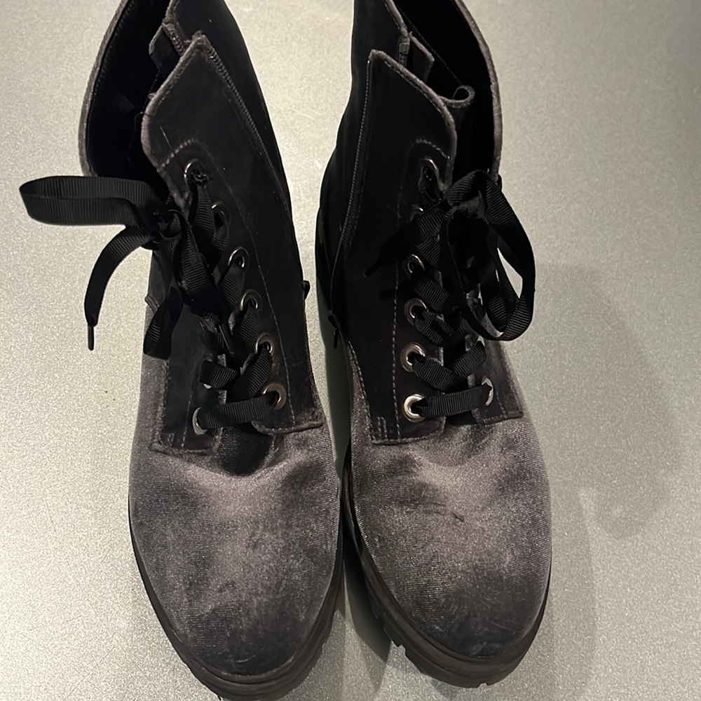 NWOT Women’s boots - gray